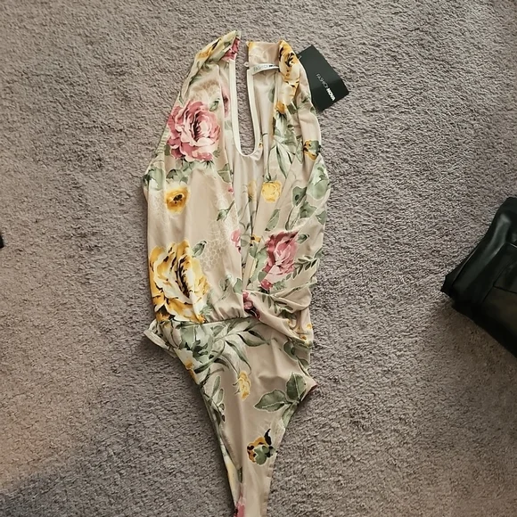 FASHION NOVA  Drown me in flowers plunge body suit - Picture 2 of 4